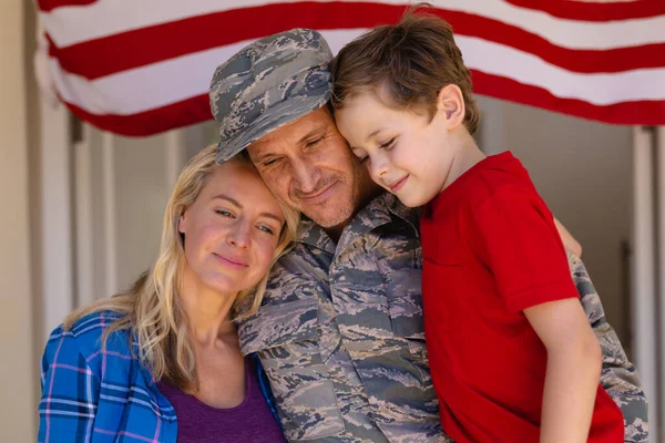 Familia Caucásica Con Militar Pie Entrada Casa Concepto Familia Amor — Foto de Stock