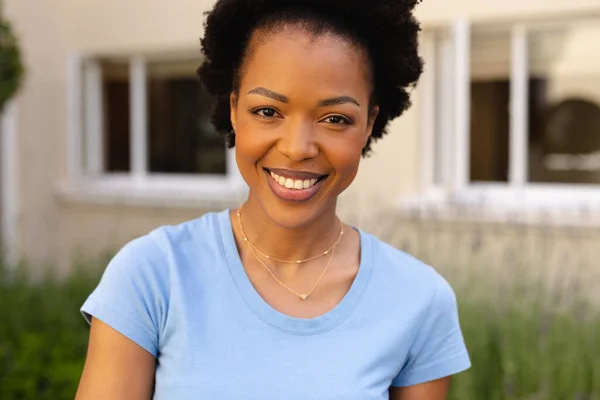 Retrato Una Joven Afroamericana Sonriente Sonriendo Mientras Está Pie Contra —  Fotos de Stock