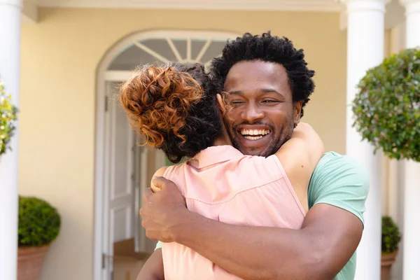 陽気な若いアフリカ系アメリカ人の男は家に対してガールフレンドを抱いている 人と愛と団結の概念を変えずに — ストック写真