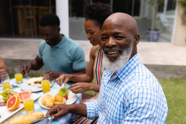 Portrait Homme Âgé Afro Américain Chauve Souriant Qui Mange Brunch — Photo