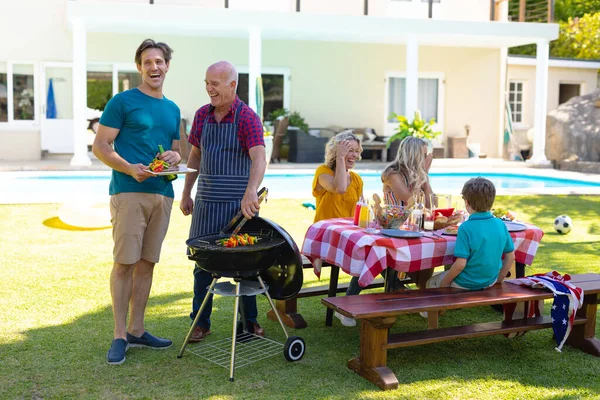 Padre Figlio Caucasici Ridono Mentre Fanno Barbecue Giardino Famiglia Amore — Foto Stock