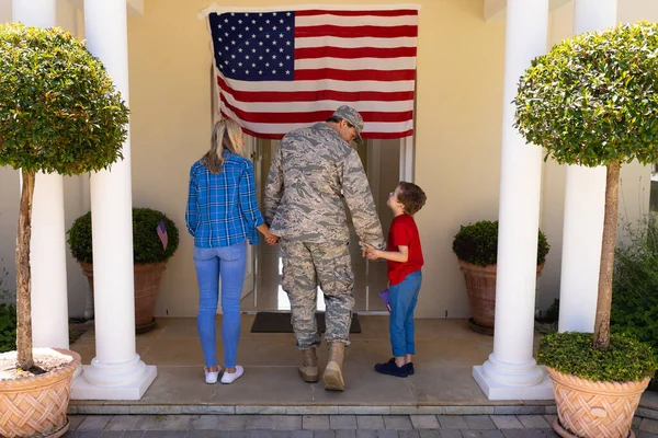 白人家庭拿着美国国旗在屋门口散步 爱和爱国主义概念 — 图库照片