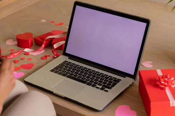 Afroamerykanka Valentine Dzwoni Przez Laptopa Pokazuje Przestrzeń Pudełkach Technologia Styl — Zdjęcie stockowe