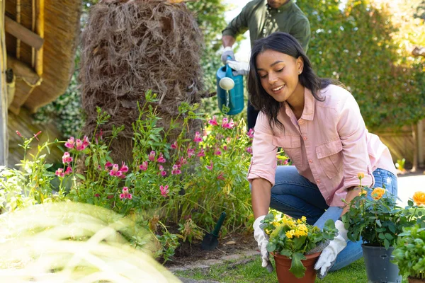 Lächelnde Junge Afrikanisch Amerikanische Frau Pflanzt Blumen Während Sie Hinterhof — Stockfoto