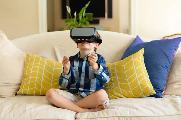 Niño Caucásico Con Auricular Sentado Sofá Casa Realidad Virtual Concepto — Foto de Stock