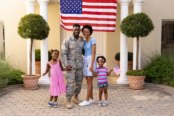 全长肖像快乐的非洲裔美国家庭与军人对抗美国国旗在入口处 感情和爱国心 — 图库照片