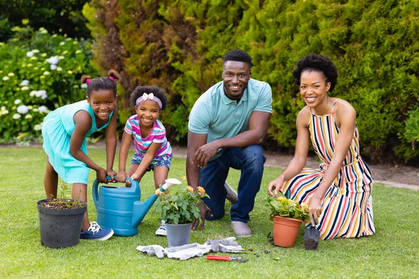 Portrait Famille Afro Américaine Heureuse Arrosant Des Plantes Ensemble Dans — Photo