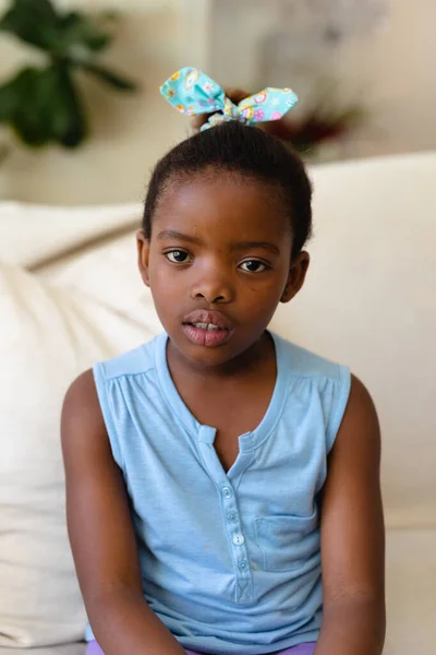 Porträt Eines Afrikanisch Amerikanischen Mädchens Das Hause Auf Der Couch — Stockfoto