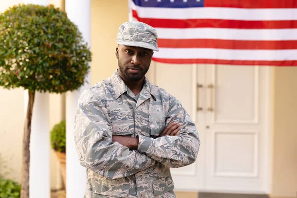 군복을 군복을 아프리카 미국인 군인의 초상화 깃발에 맞았습니다 변하지 애국심 — 스톡 사진