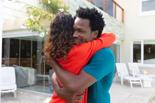 Glad Ung Afrikansk Man Kramar Flickvän Trädgården Människor Kärlek Och — Stockfoto