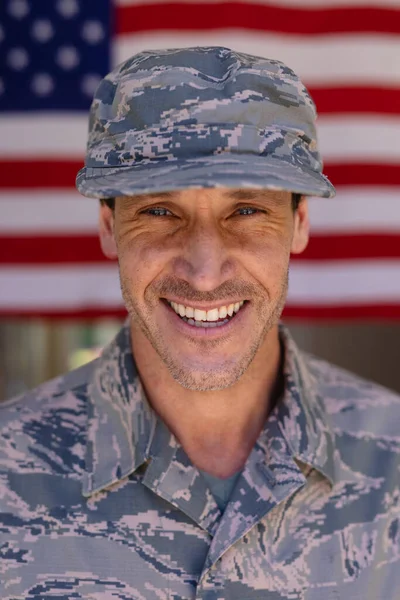Πορτρέτο Του Χαμογελαστού Καυκάσιου Στρατιώτη Που Φοράει Καπέλο Και Στολή — Φωτογραφία Αρχείου
