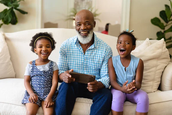 Grand Père Afro Américain Ses Deux Petites Filles Avec Tablette — Photo