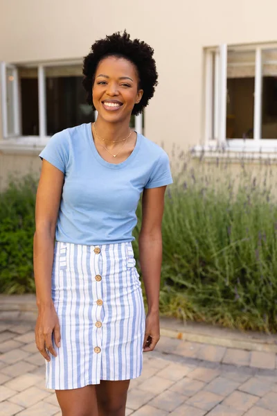 屋外に立っている間に笑顔幸せなアフリカ系アメリカ人の若い女性の肖像画 人々や感情の概念は変わりません — ストック写真