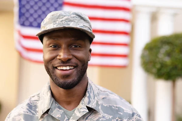 Mosolygó Afro Amerikai Katona Portréja Aki Álruhát Sapkát Visel Patriotizmus — Stock Fotó