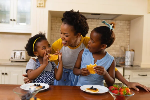 Африканская Американская Мать Две Дочери Завтракают Дома Кухне Концепция Семьи — стоковое фото