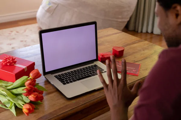 Homem Afro Americano Acenando Chamada Vídeo Valentine Através Laptop Mostrando — Fotografia de Stock