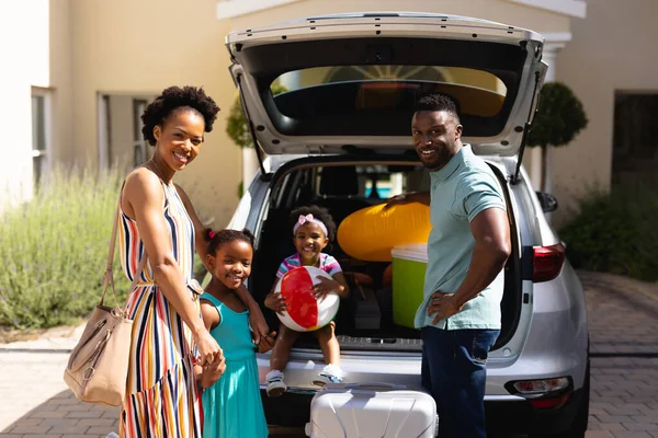 Porträt Einer Afrikanisch Amerikanischen Familie Die Neben Ihrem Auto Steht — Stockfoto