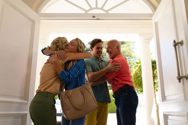 Casal Idoso Caucasiano Abraçando Sua Família Entrada Casa Conceito Família — Fotografia de Stock