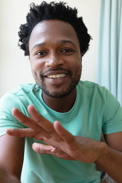 Retrato Joven Afroamericano Sonriente Haciendo Gesto Una Videollamada Casa Concepto —  Fotos de Stock