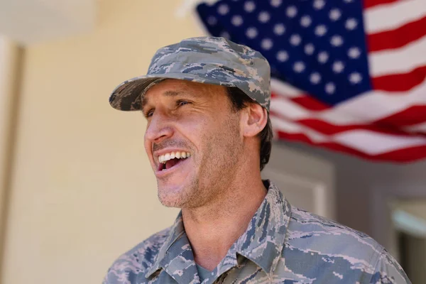 Homem Militar Caucasiano Feliz Vestindo Boné Uniforme Camuflagem Contra Bandeira — Fotografia de Stock