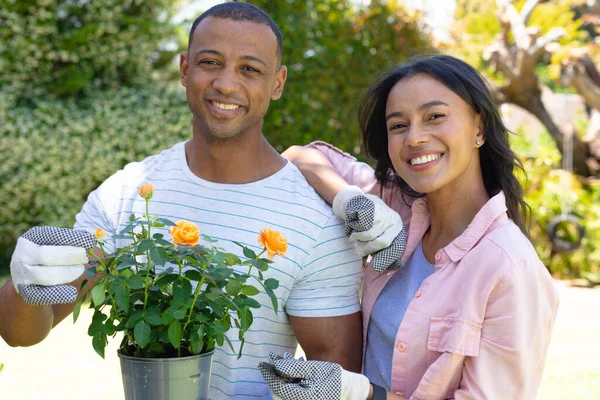 Retrato Jovem Casal Afro Americano Sorridente Com Vaso Plantas Floridas — Fotografia de Stock