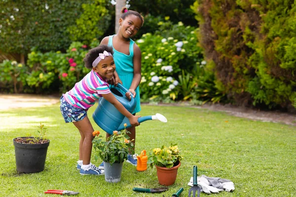 Retrato Completo Las Alegres Hermanas Afroamericanas Regando Plantas Jardín Del —  Fotos de Stock