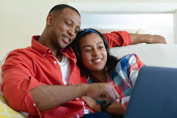 Glimlachend Jong Afrikaans Amerikaans Koppel Dat Thuis Laptop Kijkt Mensen — Stockfoto