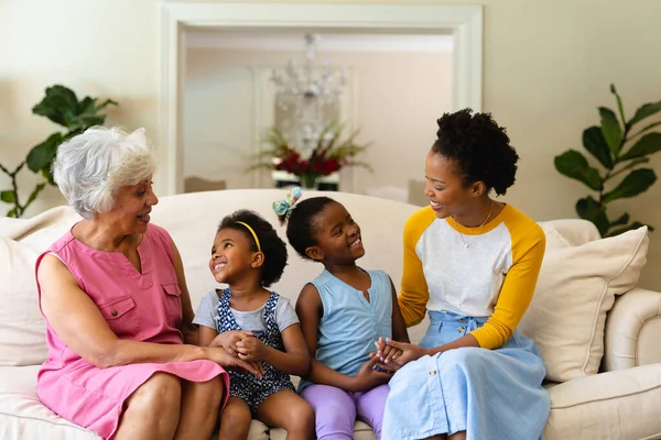 Afroamerykańska Babcia Matka Dwie Wnuczki Uśmiechające Się Patrząc Siebie Domu — Zdjęcie stockowe