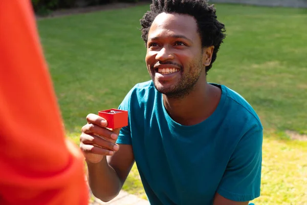 Sorrindo Jovem Afro Americano Propondo Namorada Com Anel Noivado Jardim — Fotografia de Stock