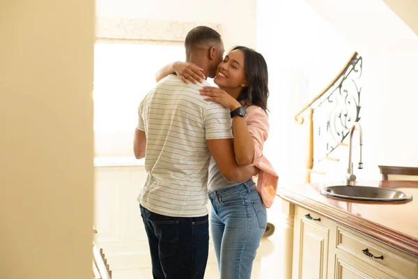 Lächelnde Junge Afrikanisch Amerikanische Frau Die Ihren Freund Umarmt Während — Stockfoto