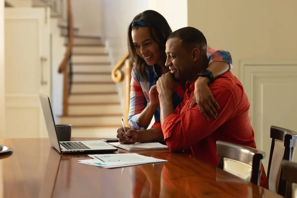 Leende Unga Afrikanska Amerikanska Par Planerar Hembudget Medan Sitter Med — Stockfoto