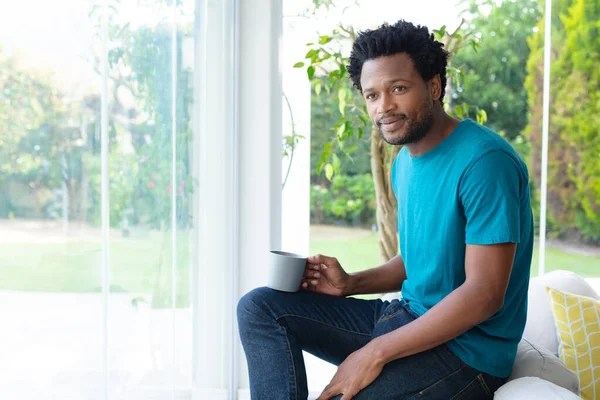 Nachdenklicher Junger Afrikanisch Amerikanischer Mann Mit Kaffeebecher Auf Dem Heimischen — Stockfoto