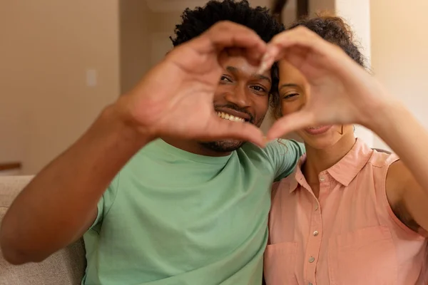 Casal Biracial Fazendo Forma Coração Com Mãos Gesticulando Amor Dia — Fotografia de Stock