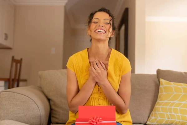 Retrato Feliz Jovem Biracial Sentada Com Caixa Presente Valentim Sofá — Fotografia de Stock