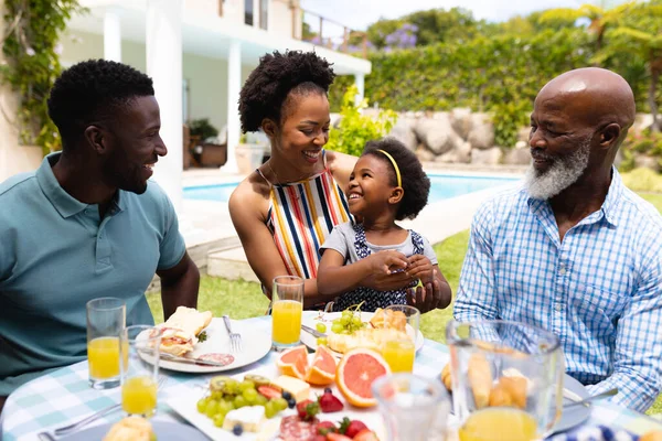 Afro Amerikaanse Familie Brengen Vrije Tijd Samen Achtertuin Tijdens Brunch — Stockfoto