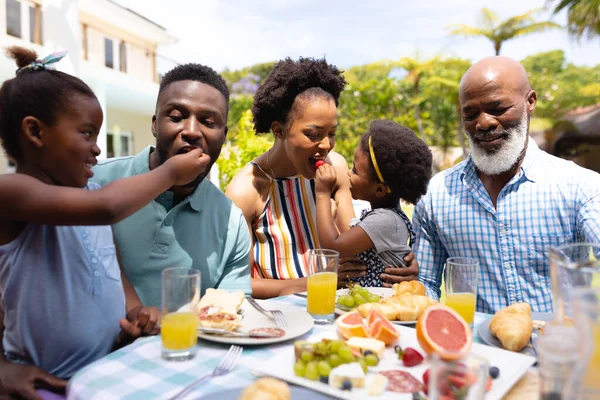 Ragazze Afroamericane Che Allattano Genitori Tavolo Pranzo Nel Cortile Durante — Foto Stock