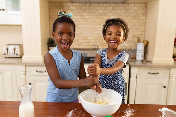 Retrato Dos Hermanas Afroamericanas Felices Horneando Juntas Cocina Casa Concepto —  Fotos de Stock