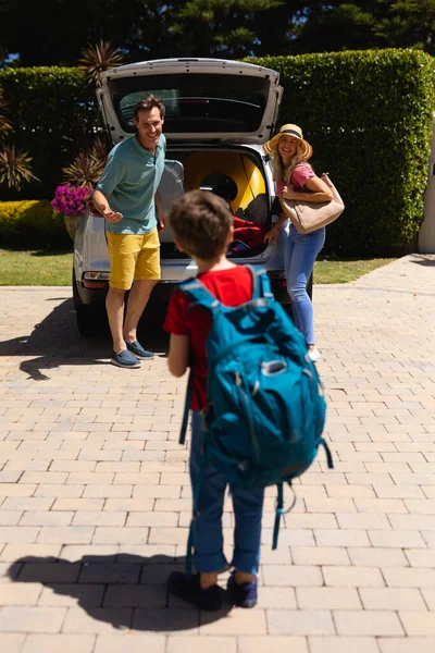 Szczęśliwa Biała Rodzina Pakująca Bagaże Samochodu Słoneczny Dzień Koncepcja Podróży — Zdjęcie stockowe
