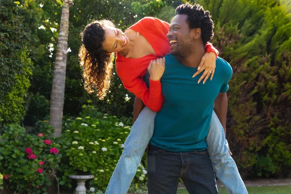 Allegro Ragazzo Afroamericano Allegro Cavalluccio Fidanzata Biraciale Nel Giardino Sul — Foto Stock