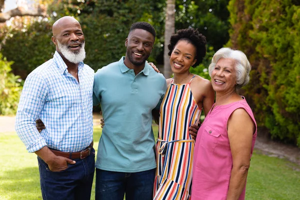 Portret Van Een Gelukkige Afro Amerikaanse Familie Die Samen Tuin — Stockfoto
