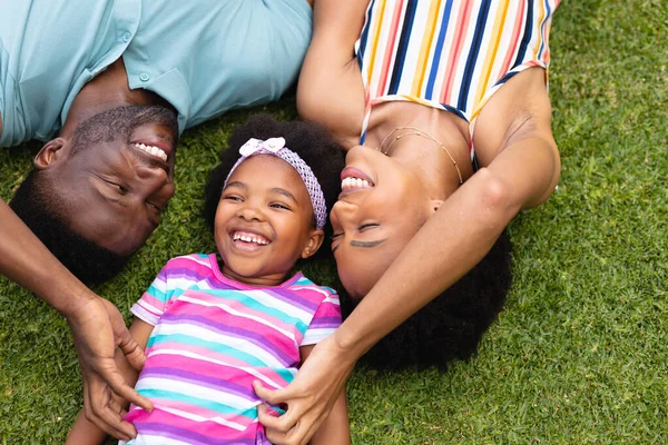 Hoge Hoek Uitzicht Van Vrolijke Afrikaanse Amerikaanse Ouders Liggen Met — Stockfoto