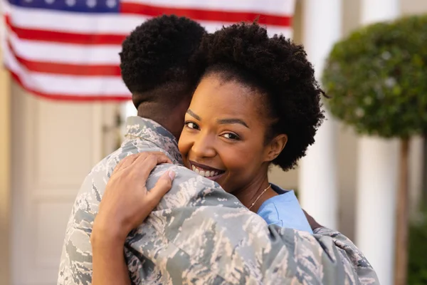 一个微笑的非洲裔美国军人回家时拥抱他的画像 团结和爱国主义 — 图库照片