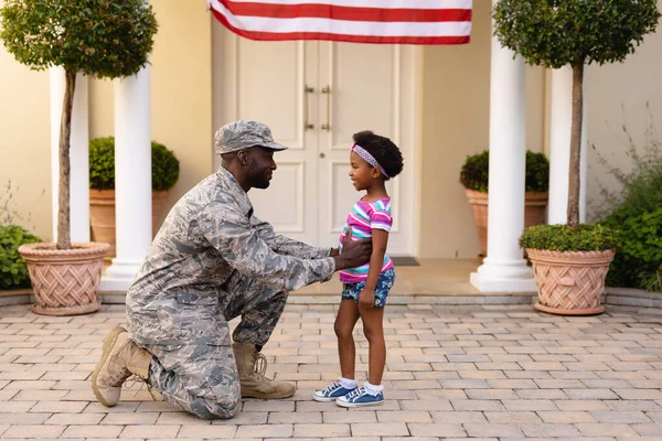 美国黑人军人的父亲在女儿回家的路上跪在地上问候女儿 团结和爱国主义 — 图库照片
