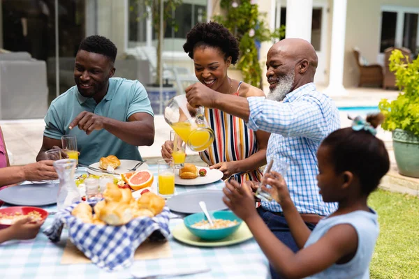 Happy Famiglia Afroamericana Mangiare Brunch Tavolo Pranzo Cortile Famiglia Amore — Foto Stock