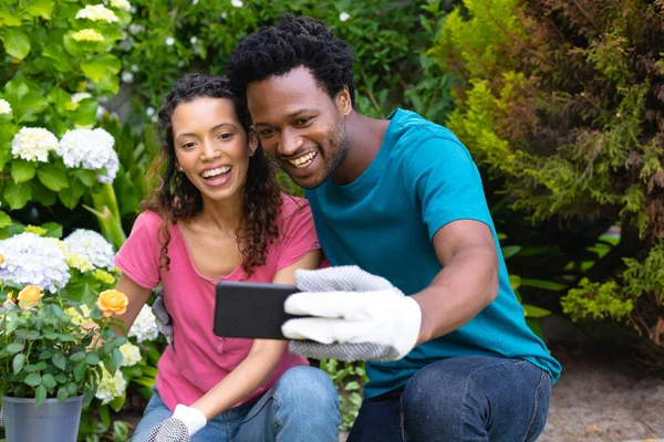 Feliz Jovem Casal Biracial Tomando Selfie Enquanto Jardinagem Quintal Conceito — Fotografia de Stock