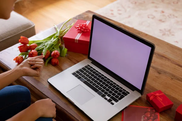 Jovem Mulher Biracial Chamada Vídeo Valentim Através Laptop Com Tela — Fotografia de Stock