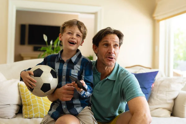 Biały Ojciec Syn Oglądają Sport Telewizji Siedząc Kanapie Domu Koncepcja — Zdjęcie stockowe