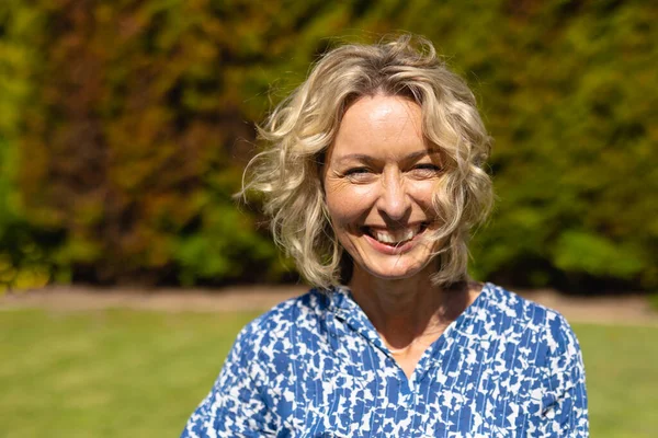 Portrait Une Femme Âgée Caucasienne Souriante Debout Dans Jardin Concept — Photo