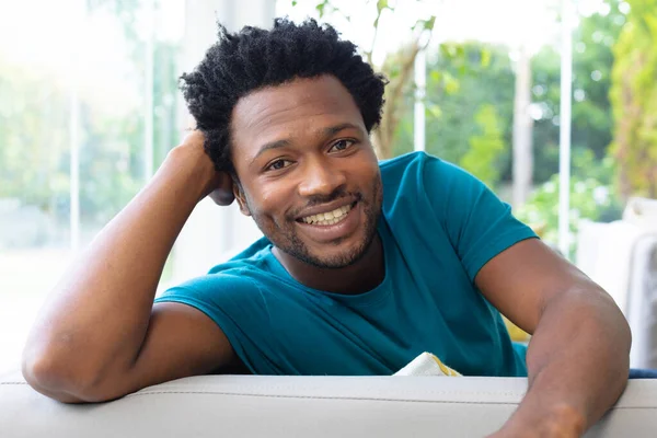 Retrato Del Hombre Afroamericano Sonriente Apoyado Mano Mientras Está Sentado —  Fotos de Stock