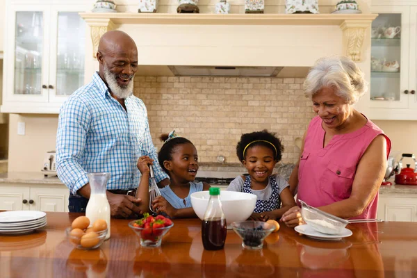 Nonni Nipoti Afroamericani Che Cucinano Insieme Cucina Casa Famiglia Amore — Foto Stock